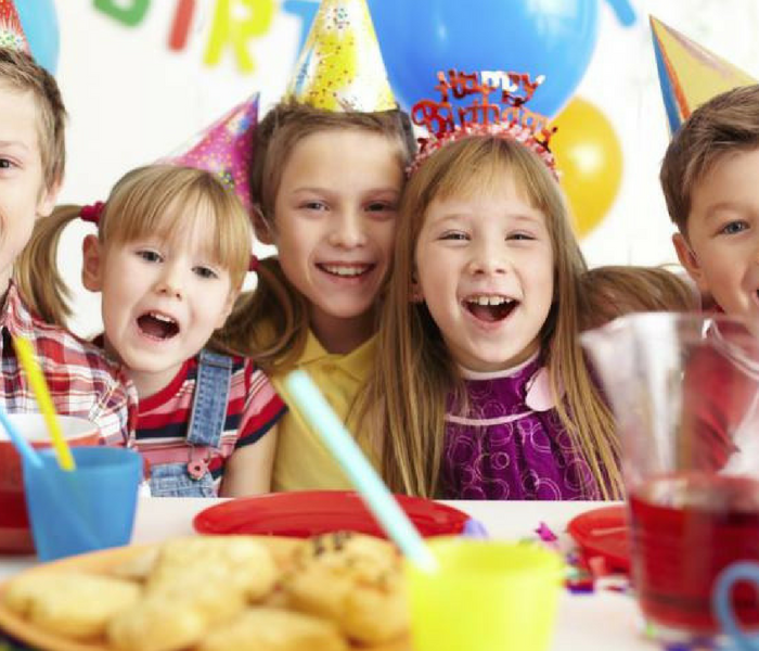 Invita familiari e amici per una piccola festa