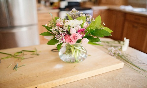 Disposizione dei fiori freschi con vaso