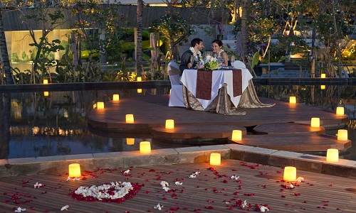 Un romantico lume di candela cenare con un falò