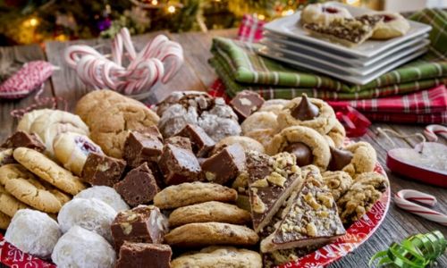 7. Natale gioia cioccolato immerso biscotti sul tavolo