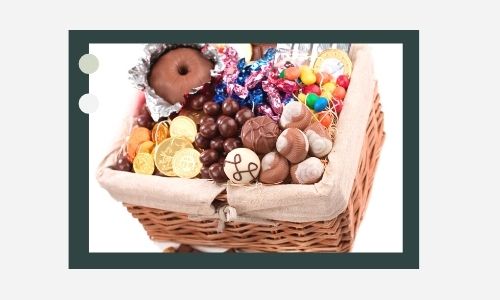 2. Attraente cesto di cioccolato e caramelle