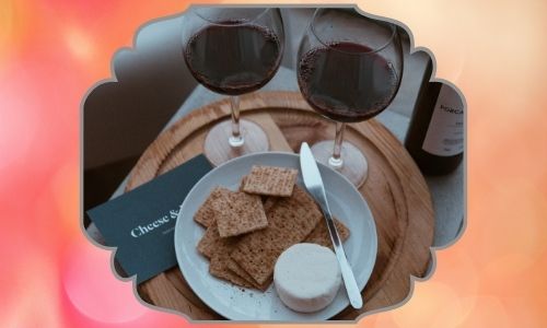 Combinazione Di Vino e Cesto Di Biscotti